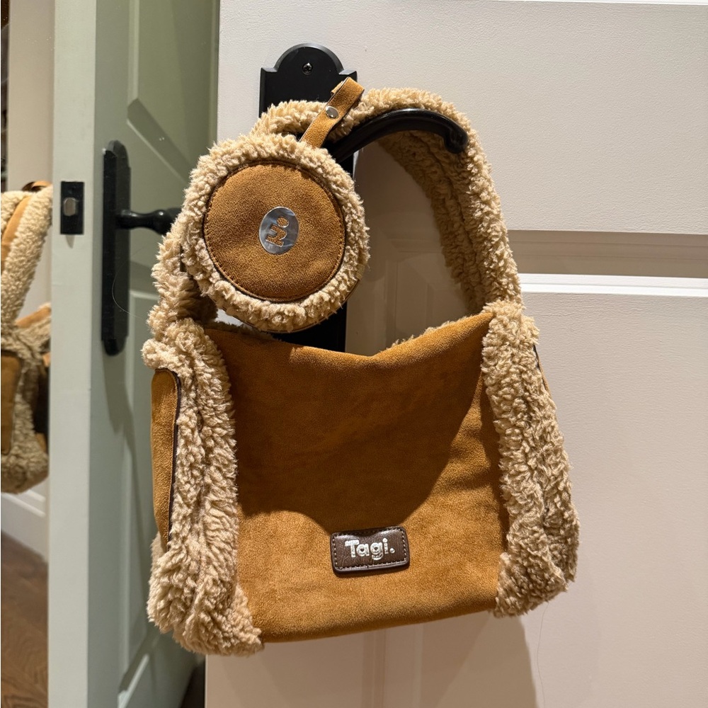 Tagi Shoulder Bag - Picture 2 of 6